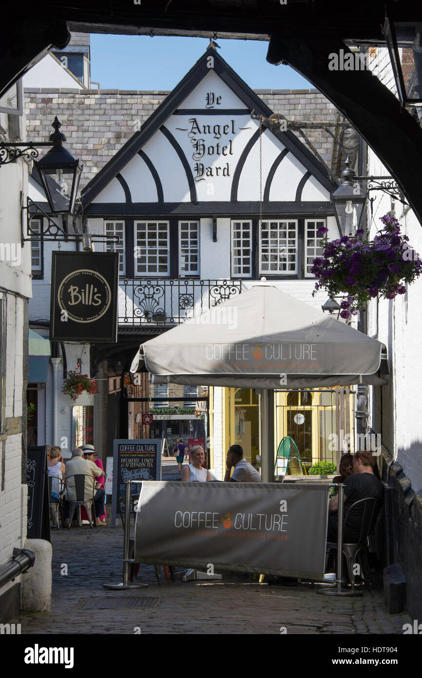 Cortile del XVI secolo l'Angel Hotel, High Street, Guildford, Surrey, England, Regno Unito Foto Stock