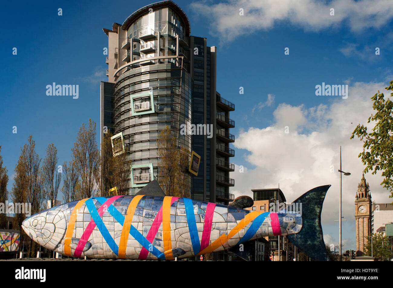 La grande scultura di pesce da John gentilezza, Donegall Quay, fiume Lagan, Belfast, Irlanda del Nord, Regno Unito. Torna la barca edificio per uffici. I grandi pesci anche Foto Stock