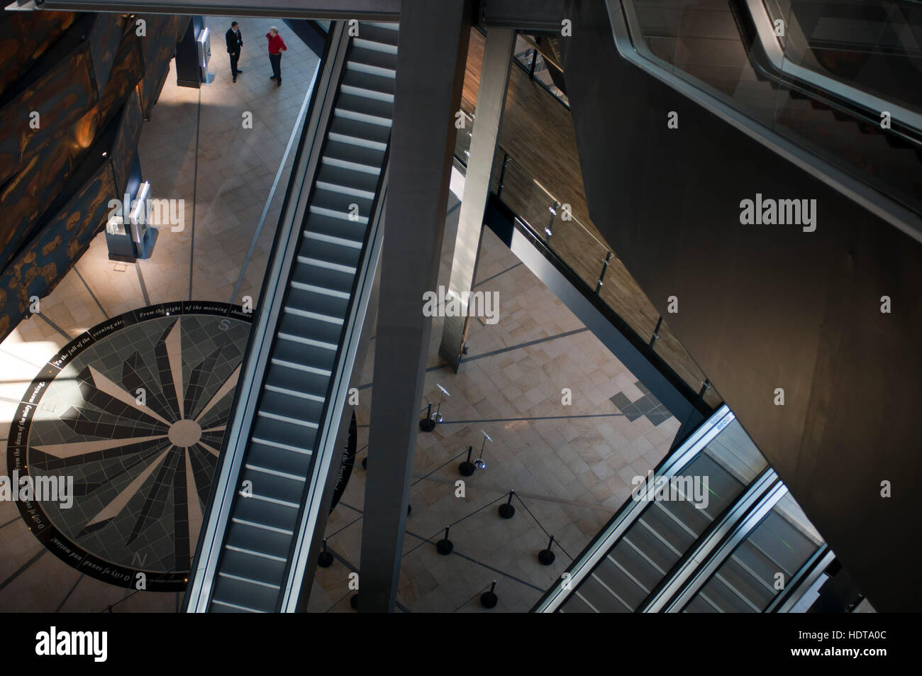 All'interno di Titanic Belfast Museo e Centro Visitatori, Titanic Quarter, Belfast, Irlanda del Nord, Regno Unito. Titanic Belfast esperienza. L'edificio è rivestito in Foto Stock