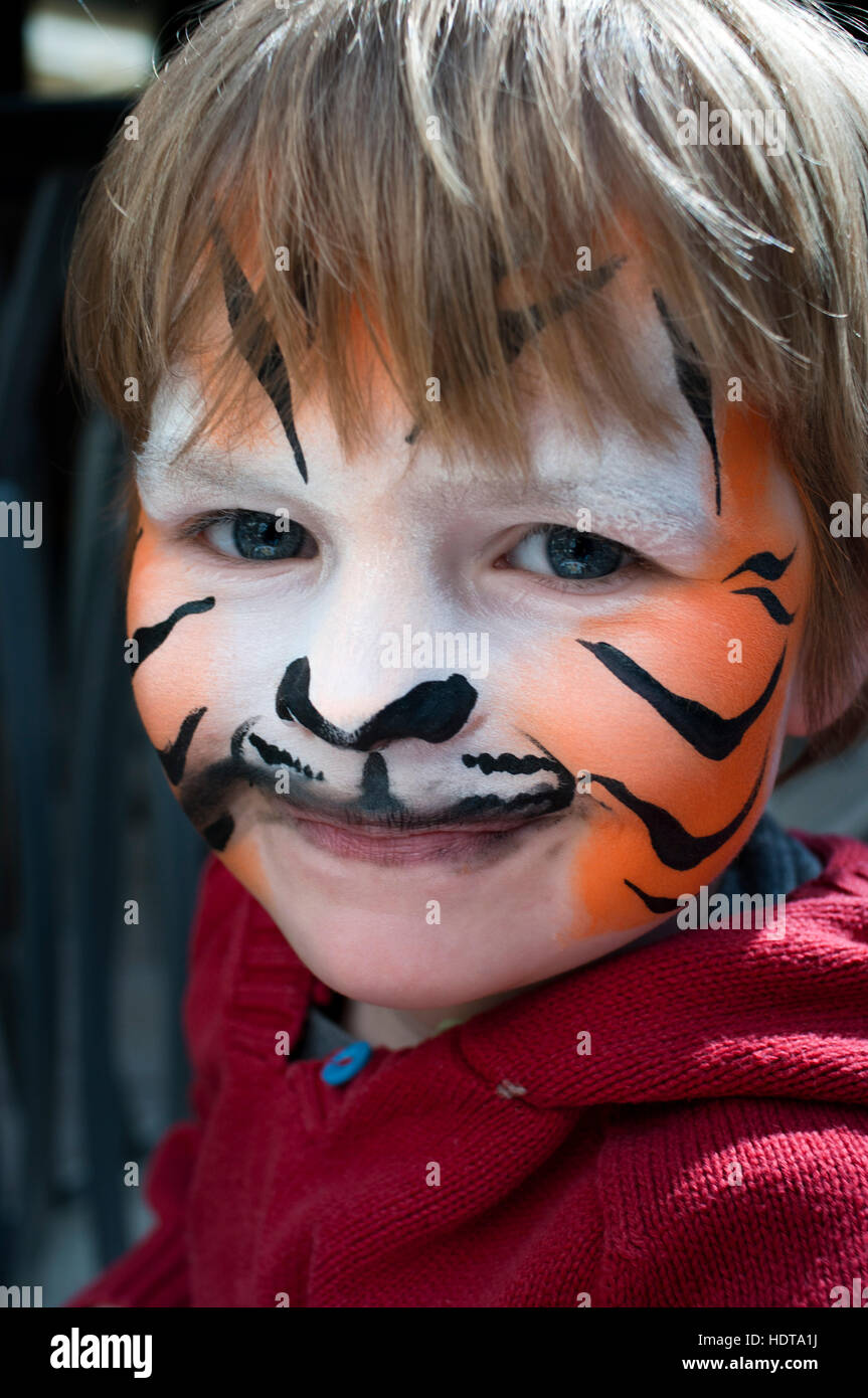 Un bambino con la faccia dipinta all'interno di San Giorgio il mercato, Belfast, Irlanda del Nord, Regno Unito. St George's Market è uno di Belfast più antiche attrazioni. È stato Foto Stock