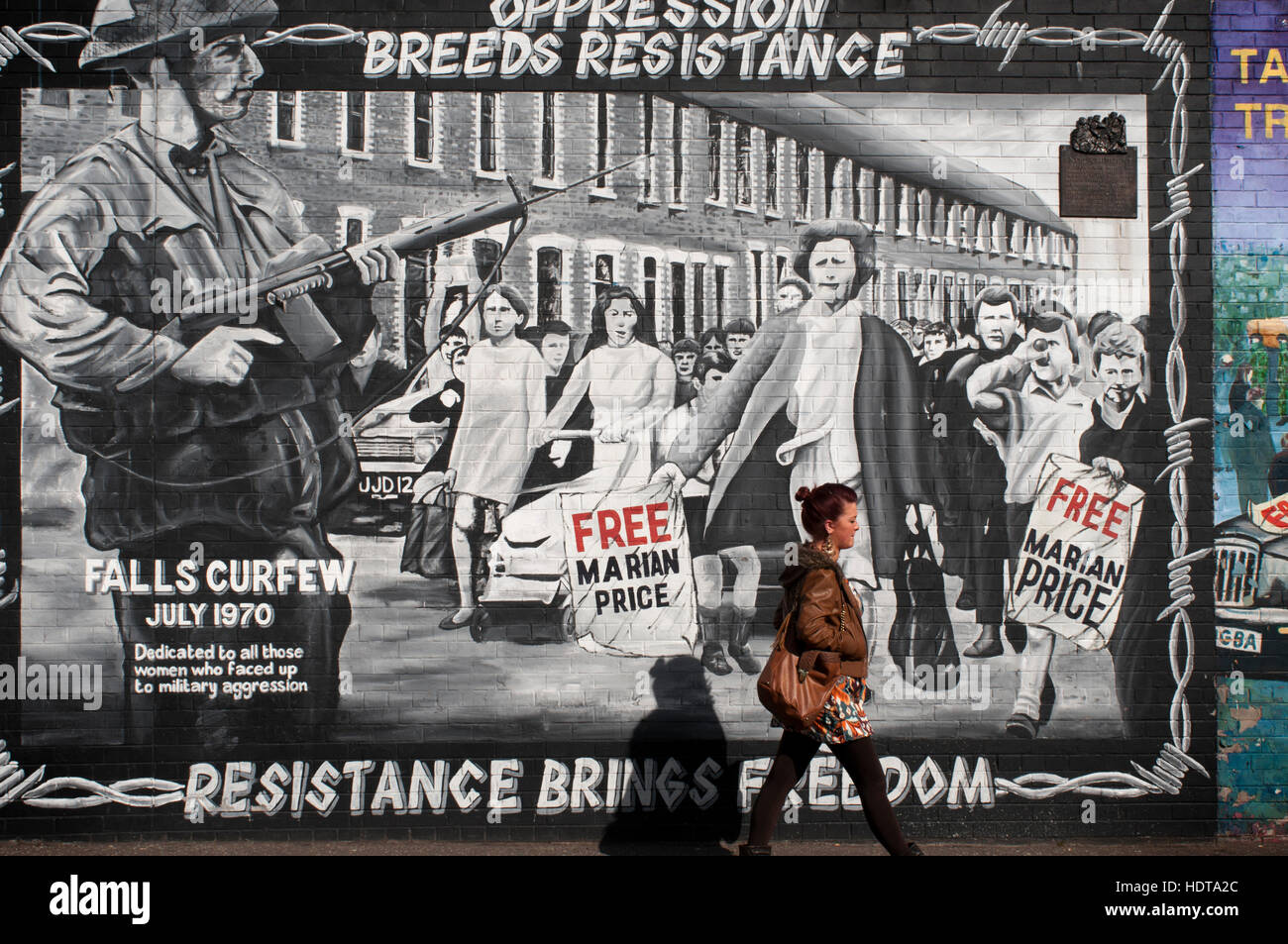 Murale politico a Falls Road Street, Belfast, Irlanda del Nord, Regno Unito. Razze di oppressione resistenza; resistenza porta la libertà. Murale nel Falls Road, Foto Stock
