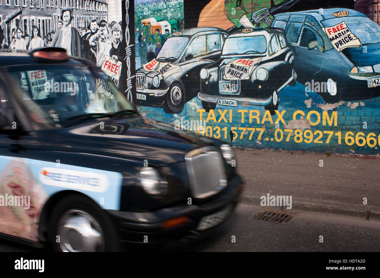 Belfast Black Taxi Tour nella parte anteriore di uno dei murales lealisti Falls Road Street, Belfast, Irlanda del Nord, Regno Unito. U.F.F. Murale, East Belfast " per come l Foto Stock