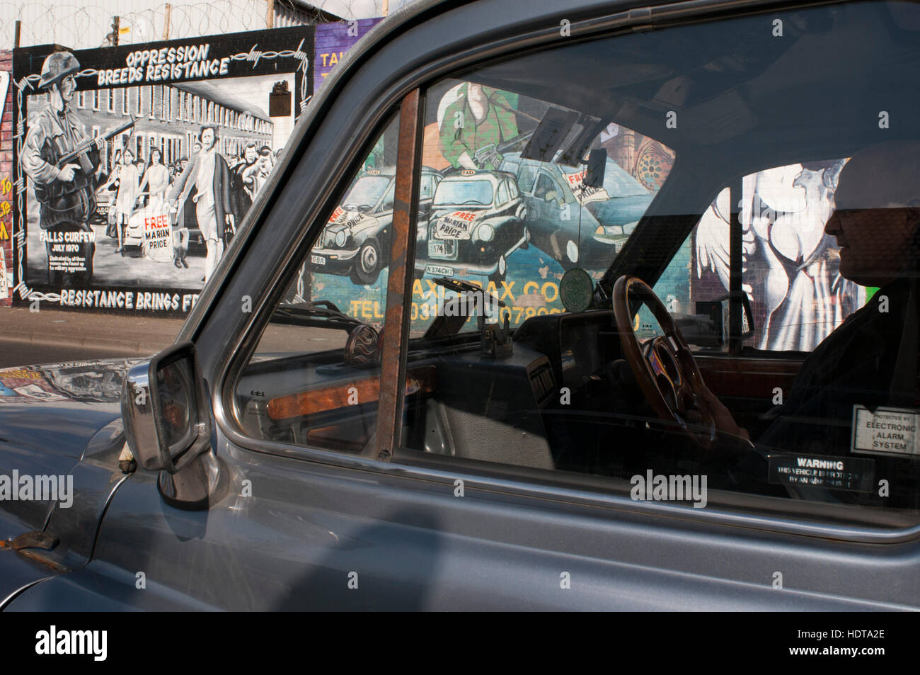 Belfast Black Taxi Tour nella parte anteriore di uno dei murales lealisti Falls Road Street, Belfast, Irlanda del Nord, Regno Unito. U.F.F. Murale, East Belfast " per come l Foto Stock