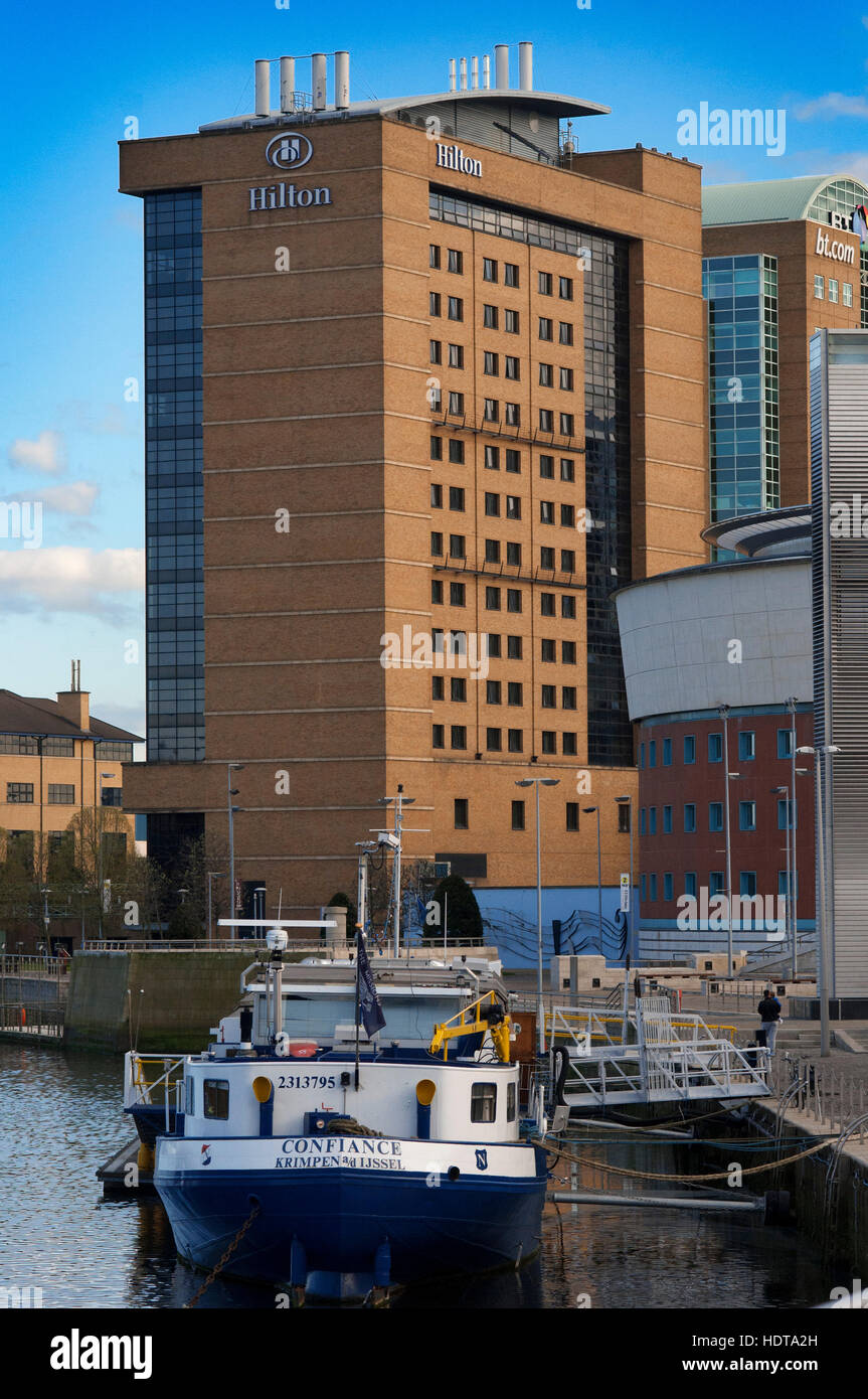 Hilton Hotel e Waterfront Hall sul fiume Lagan Belfast City Centre, Irlanda del Nord, Regno Unito. Hilton Hotel si trova sul fiume Lagan. Rilassatevi presso il H Foto Stock