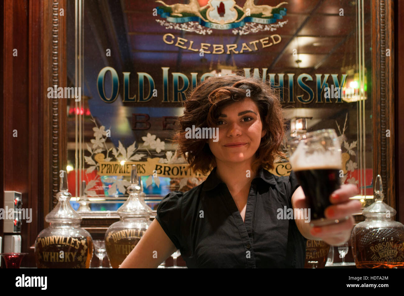 La Dark Horse pub nel quartiere della cattedrale di Belfast, Irlanda del Nord, Regno Unito. La padrona di casa di 'buio Hourse' mostra una Guinness. Belfast preparare il cibo e d Foto Stock