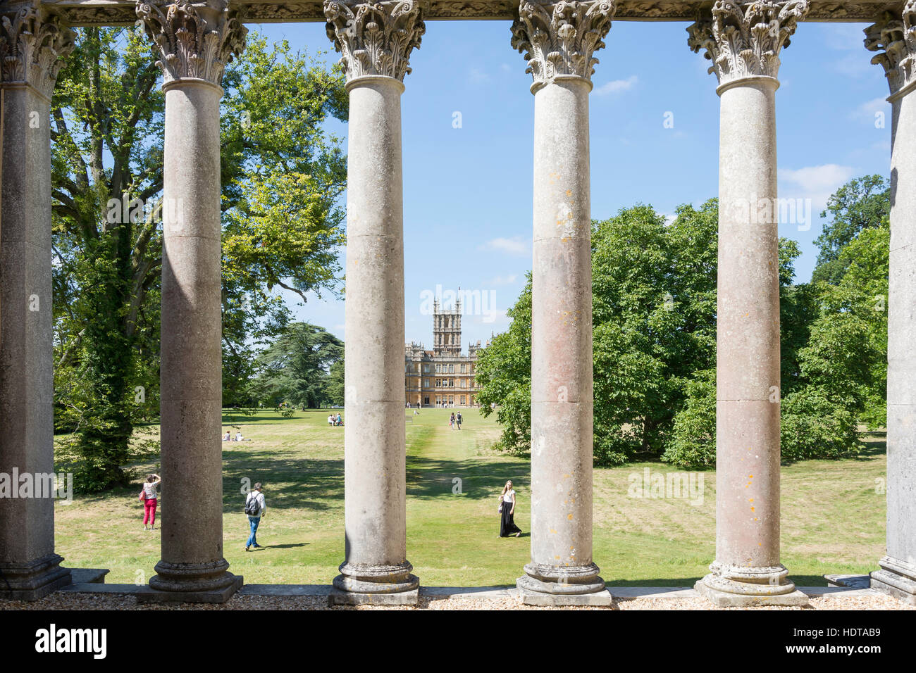 Highclere Castle (Cavendish Abbey serie TV) da Jackdaws Castello, Highclere, Hampshire, Inghilterra, Regno Unito Foto Stock