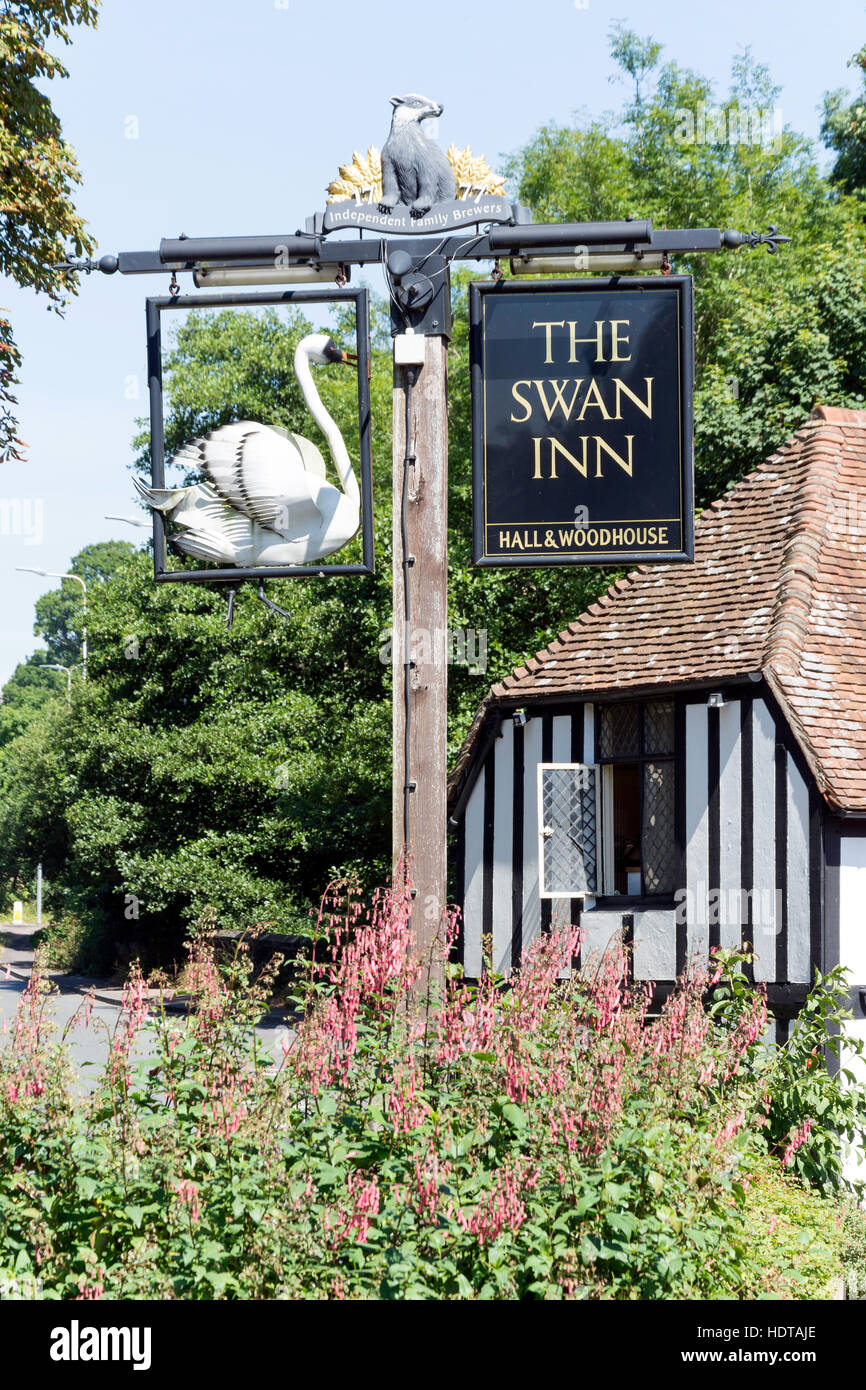 Segno di pub al XVI secolo The Swan Inn, Andover Road, Newtown, Hampshire, Inghilterra, Regno Unito Foto Stock