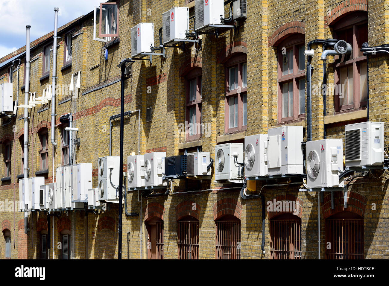 Londra Inghilterra, Regno Unito. Unità di condizionamento dietro gli edifici Foto Stock