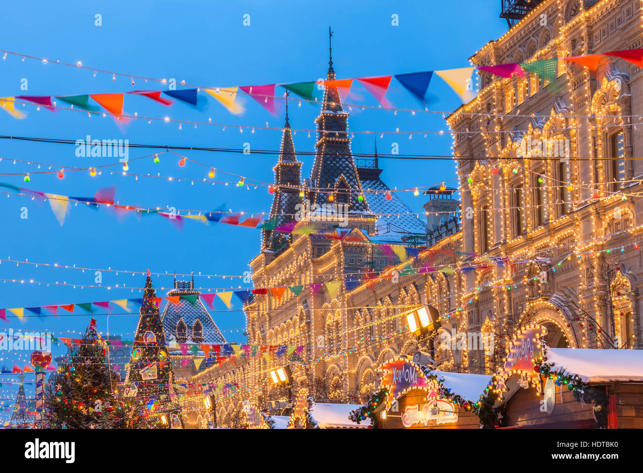 Vista del tramonto del Mercatino di Natale presso la Piazza Rossa di Mosca, Russia Foto Stock