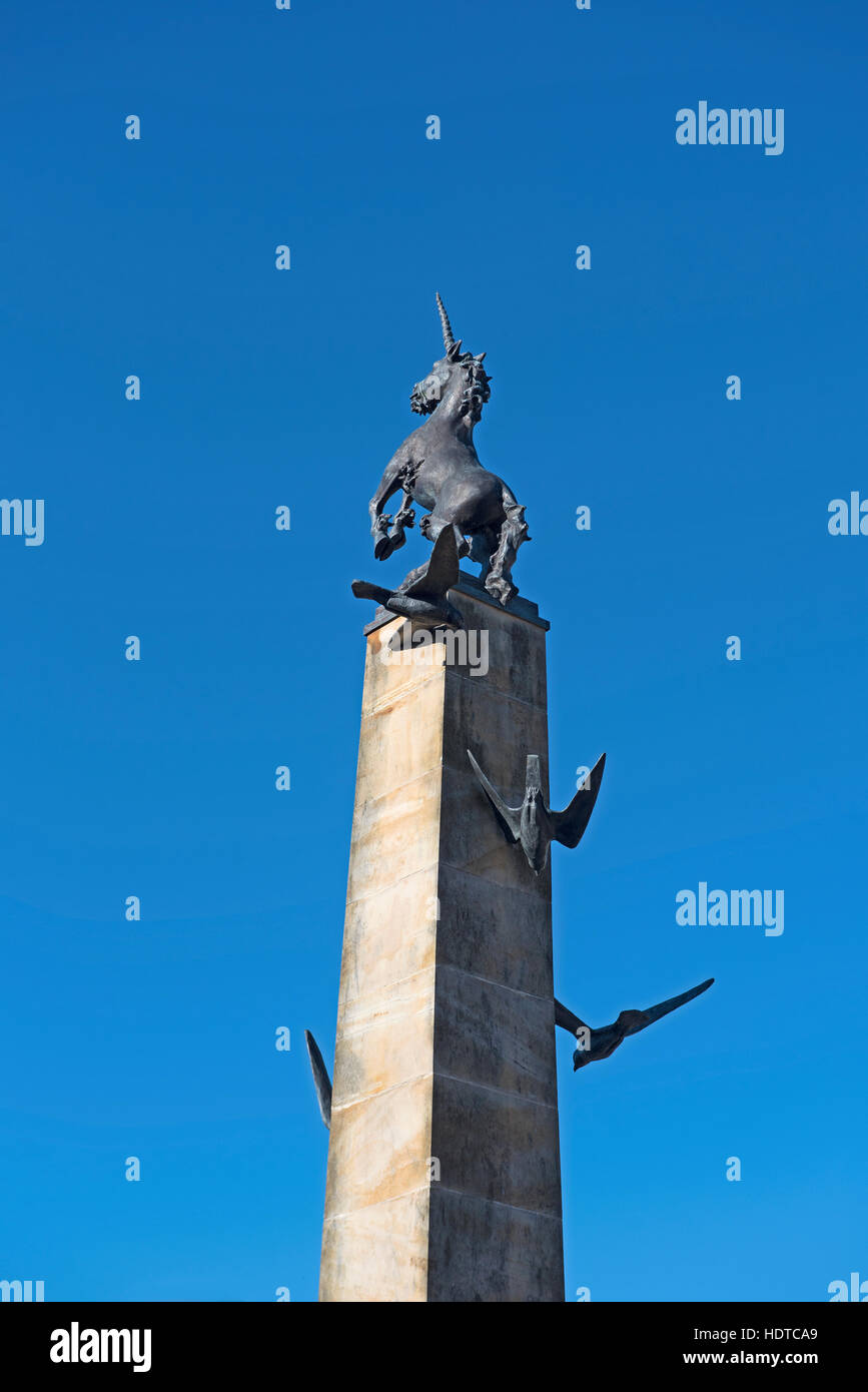 Il Falcon torre quadrata con unicorn e falchi di bronzo in Eastgate Inverness, Scotland. SCO 11,256. Foto Stock