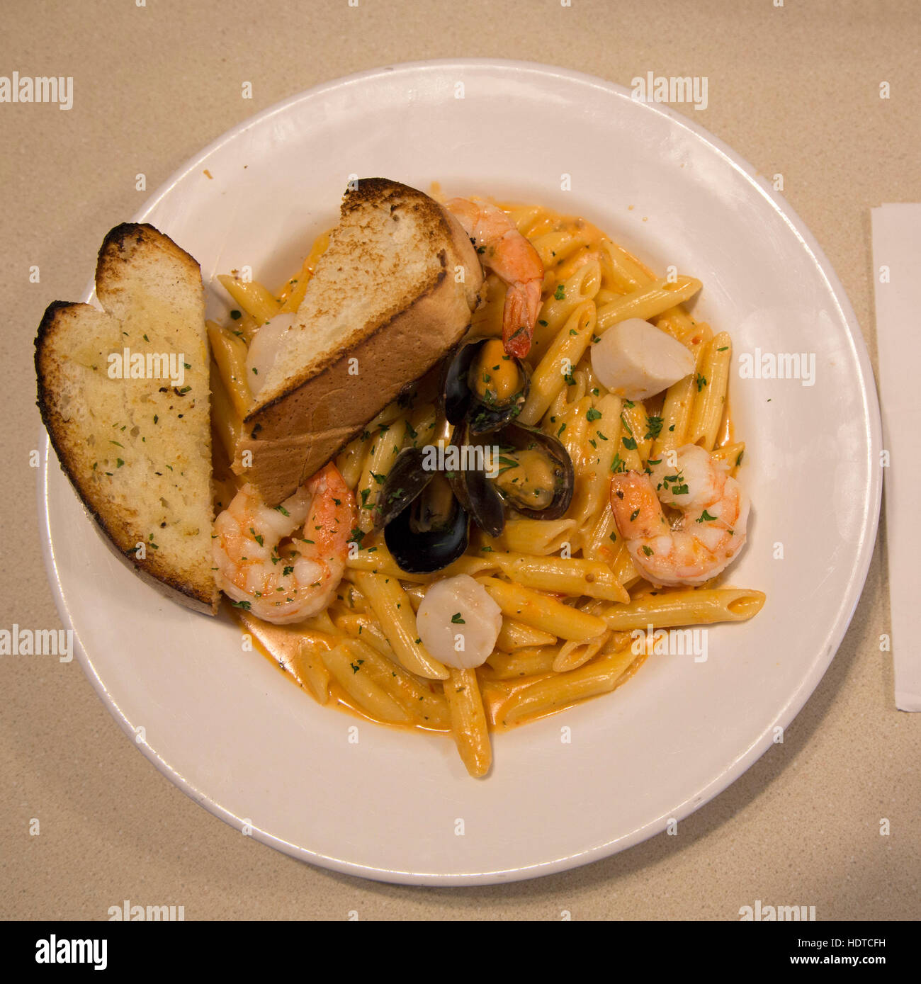 Piatti di pasta e pane all'aglio servita al Gypsy's Bakery in Churchill, Canada. Foto Stock