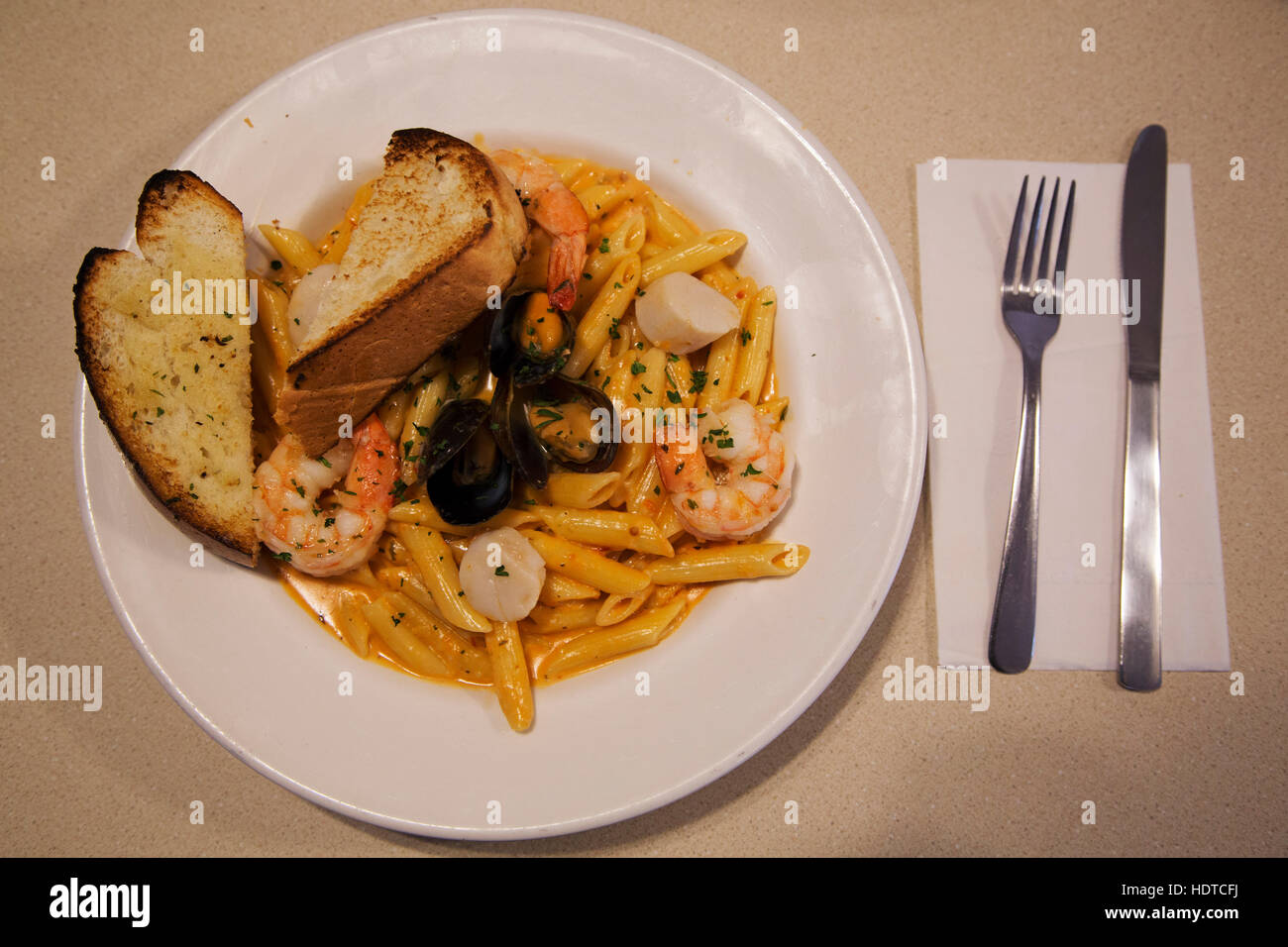 Piatti di pasta e pane all'aglio servita al Gypsy's Bakery in Churchill, Canada. Foto Stock