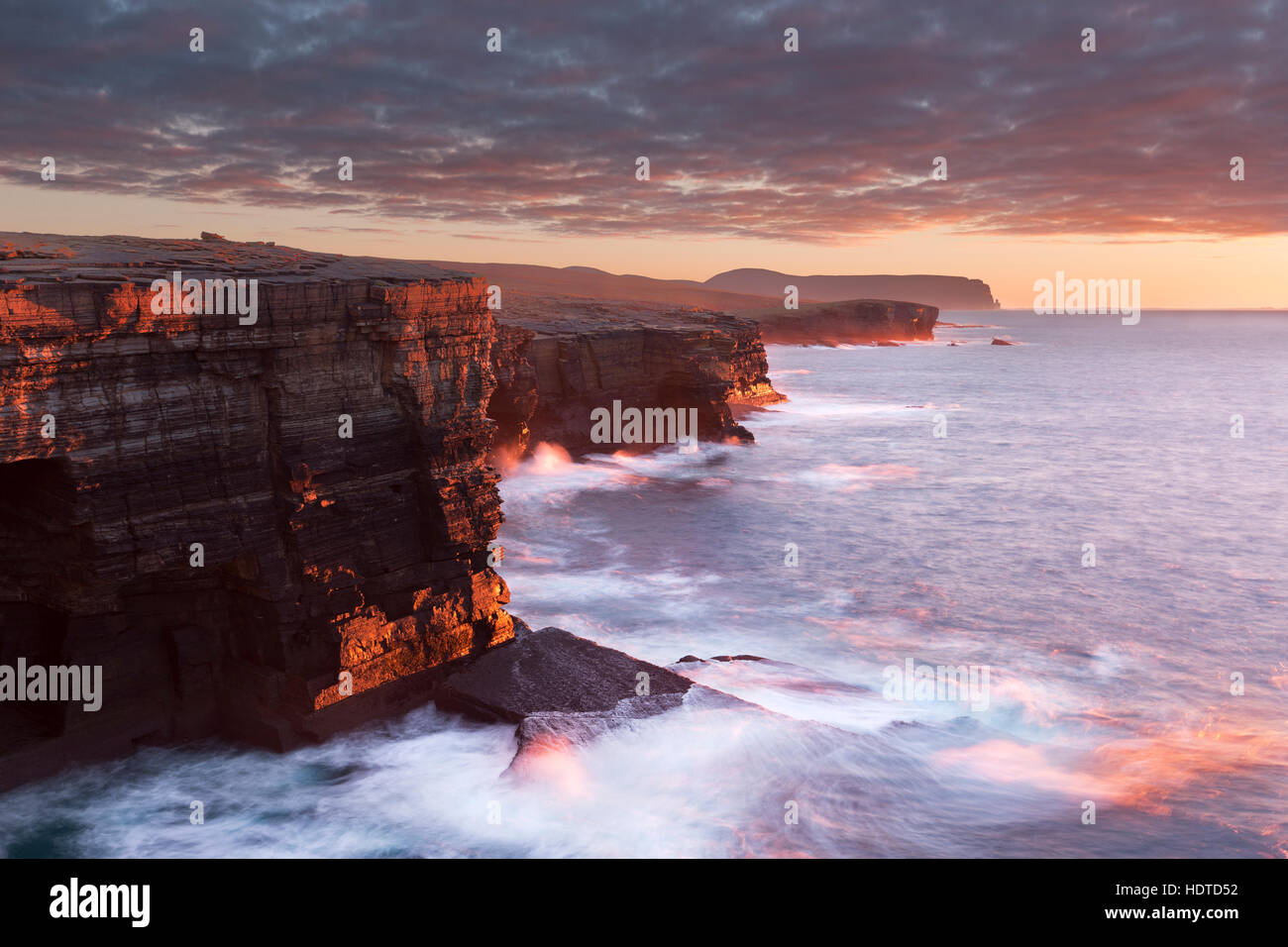 Tramonto in inverno lungo la costa Yesnaby, Orkney Foto Stock