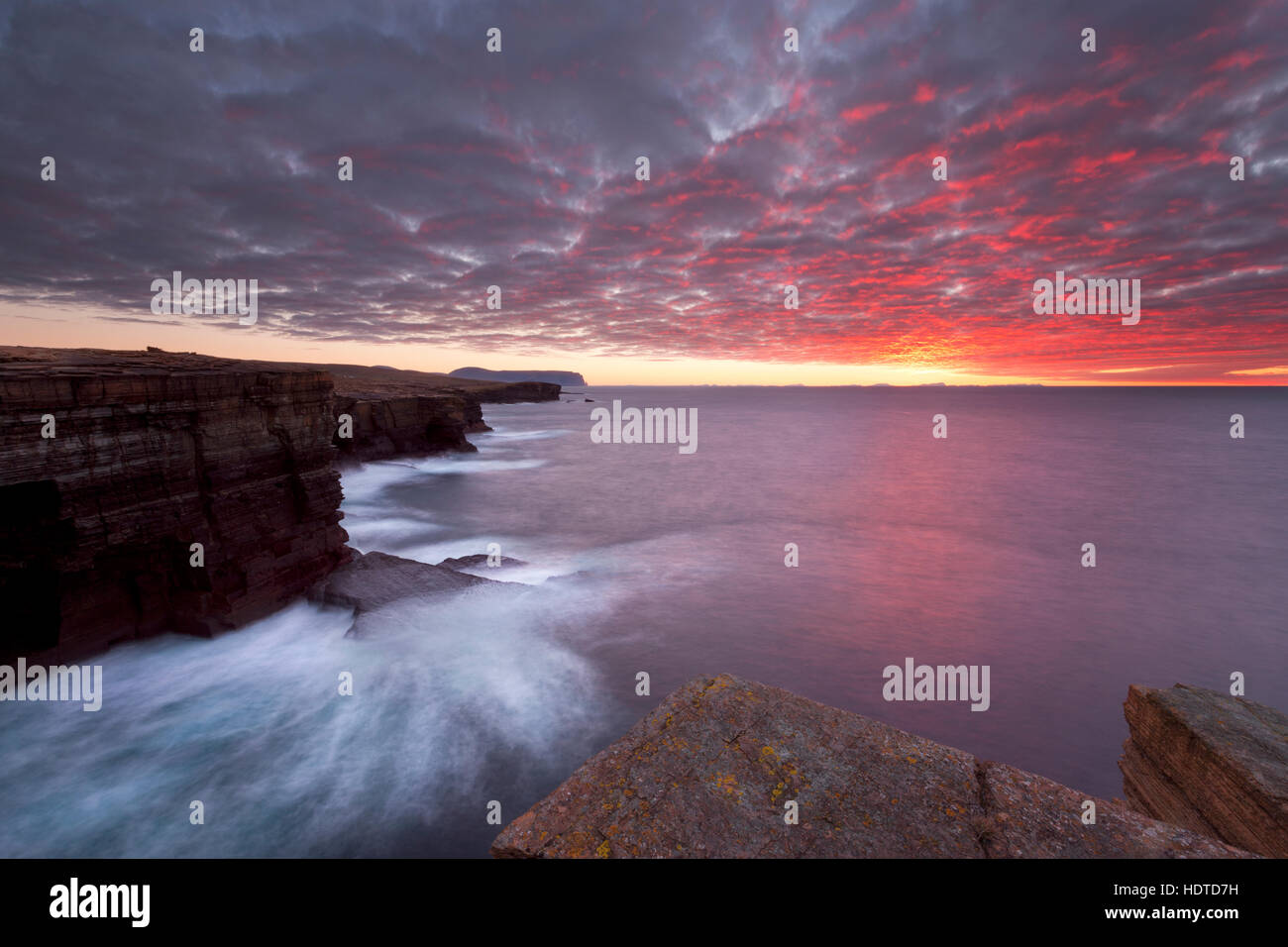 Tramonto in inverno lungo la costa Yesnaby, Orkney Foto Stock