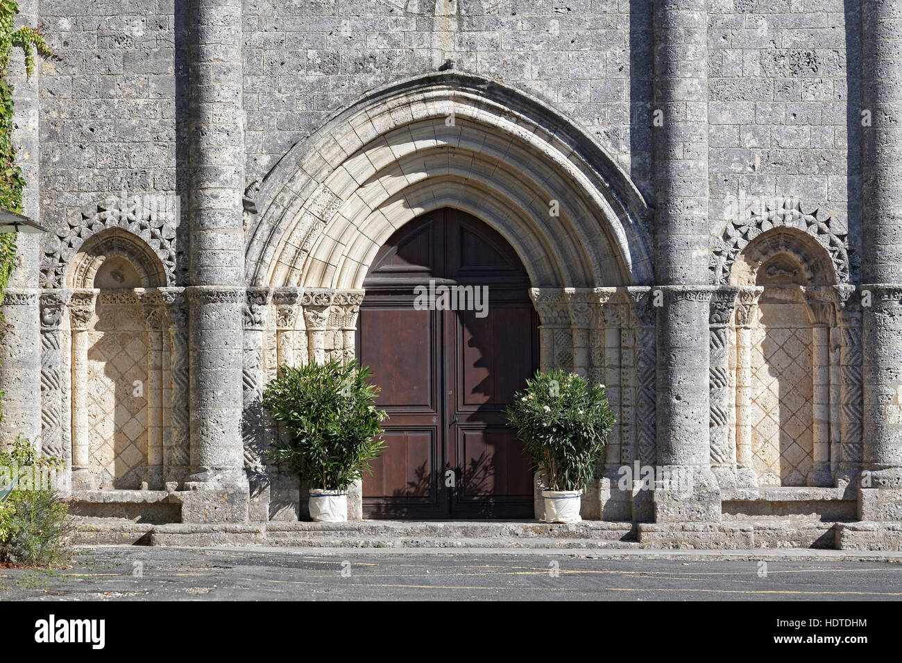 Ingresso, Saint-Georges chiesa romanica, Saint-Georges d'Oleron, Ile d'Oleron, Oleron, Charente-Maritime, Francia Foto Stock