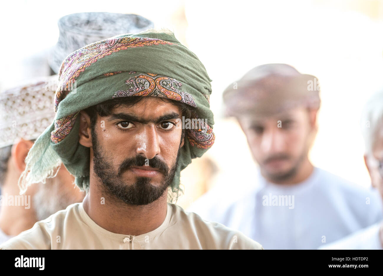 Ritratto di un uomo dell'Oman in tradizionali Omani abbigliamento per partecipare ad un mercato del venerdì. Foto Stock