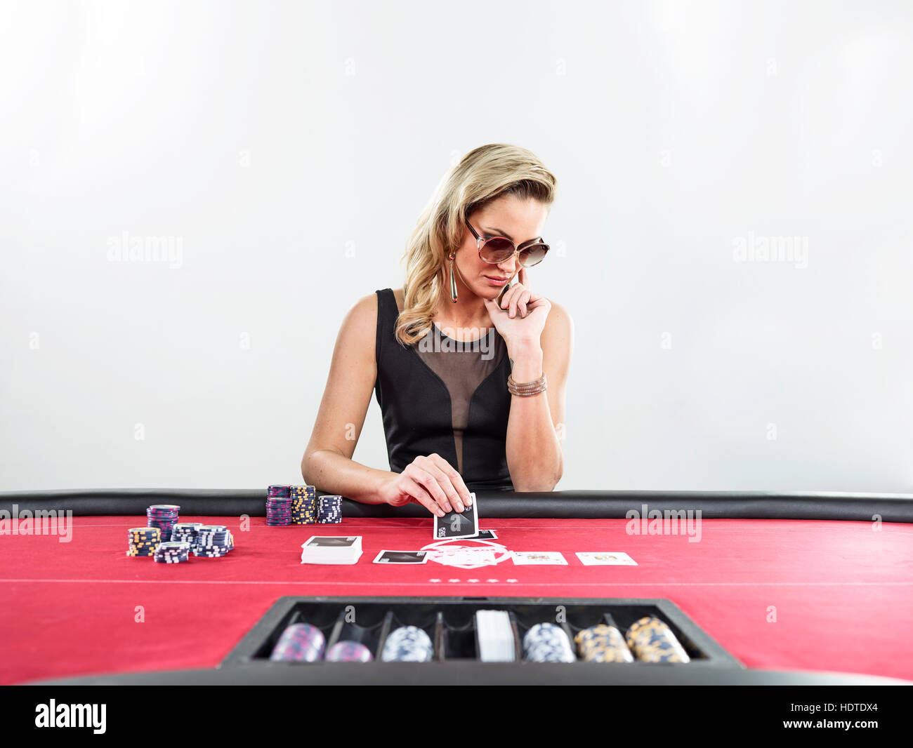 Donna che gioca a Blackjack, casinò, chip Foto Stock
