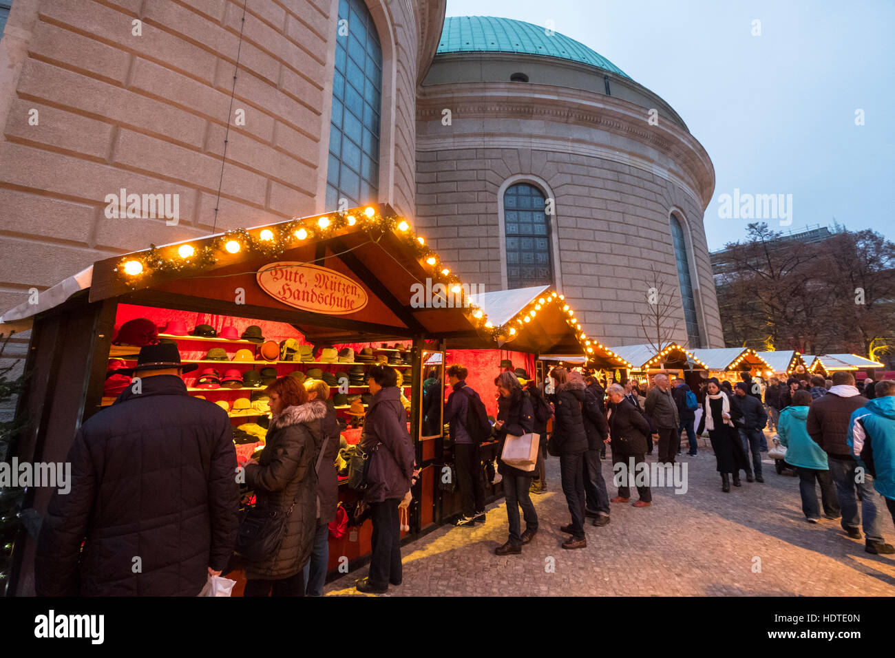 Vista notturna del tradizionale Mercatino di Natale a santa Edvige la cattedrale di notte nel quartiere Mitte Berlino Germania 2016 Foto Stock