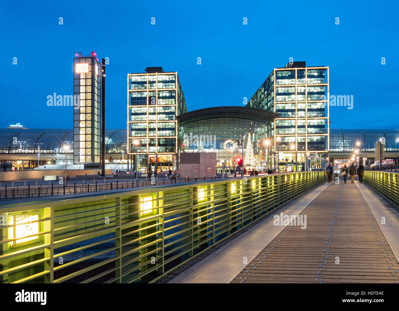 Vista esterna della stazione ferroviaria principale Hauptbahnhof di notte a Berlino, Germania Foto Stock