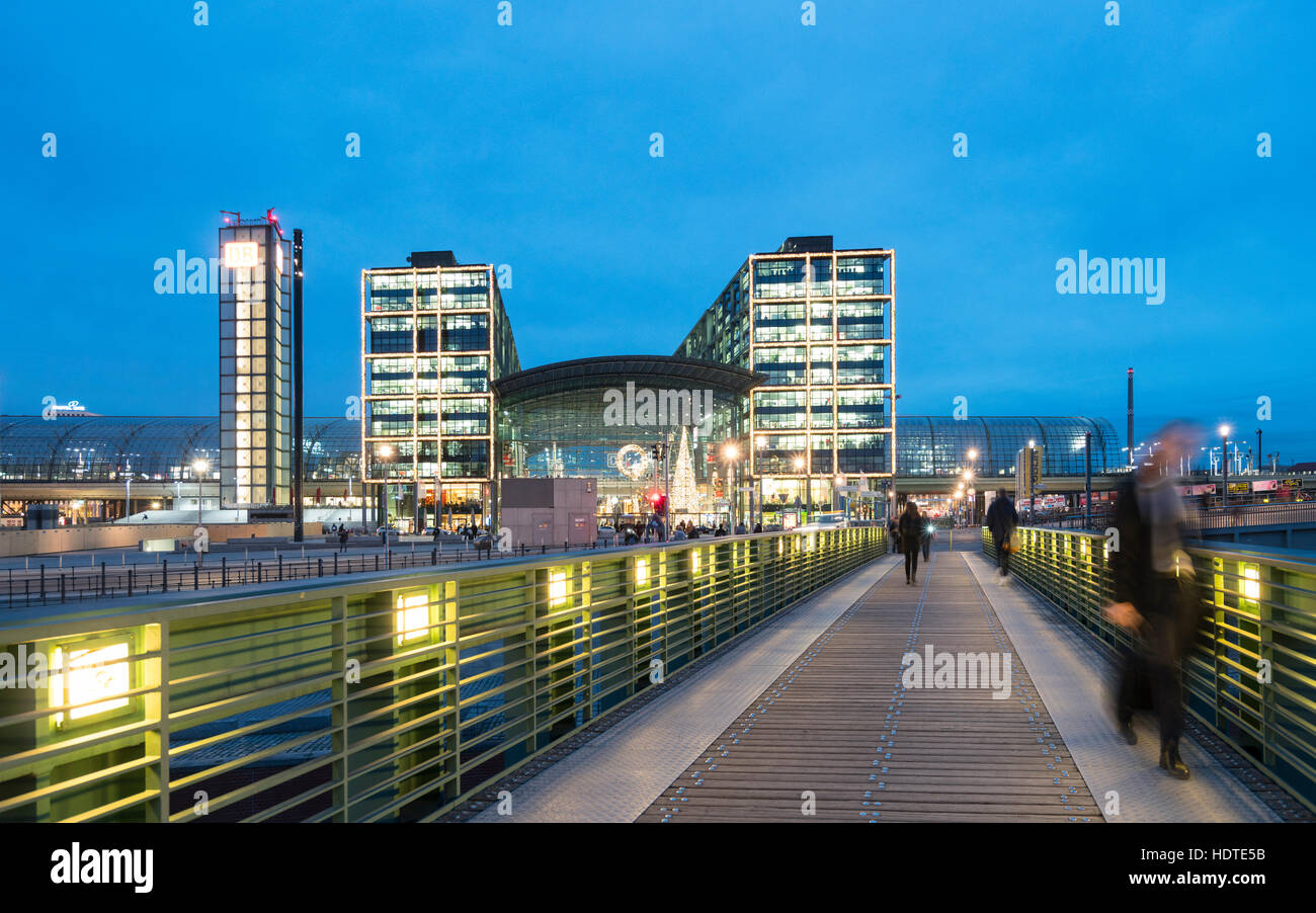 Vista esterna della stazione ferroviaria principale Hauptbahnhof di notte a Berlino, Germania Foto Stock