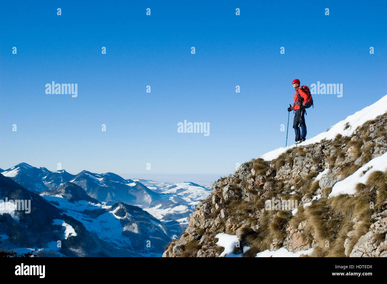 22-anno-vecchia donna, escursionismo in pre-Alpi in inverno, Reichraming, Austria superiore, Austria, Europa Foto Stock