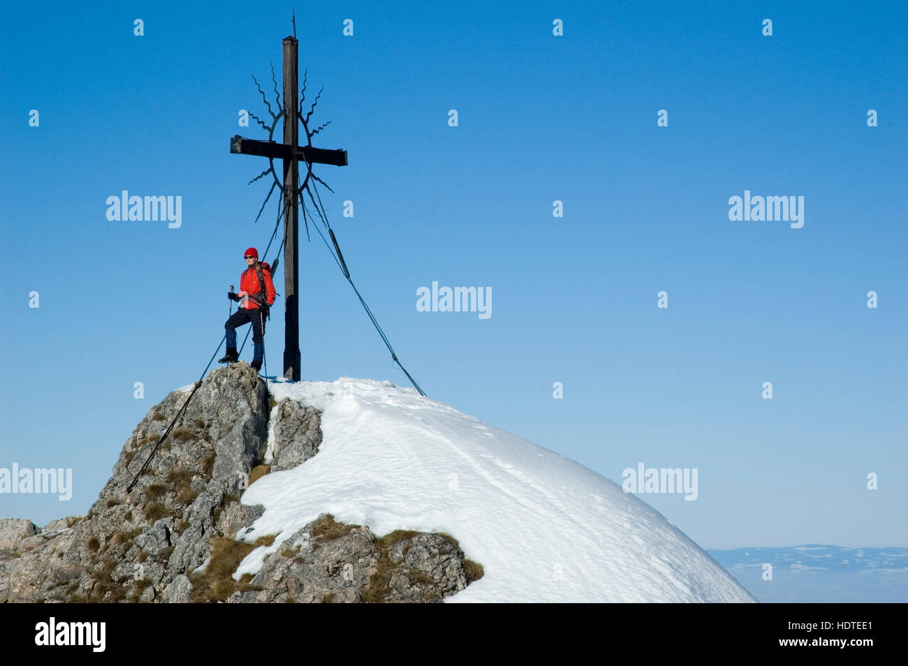 22-anno-vecchia donna, vertice di croce su Mt Steinernen Jaeger, pre-Alpi vicino a Reichraming in inverno, Austria superiore, Austria, Europa Foto Stock