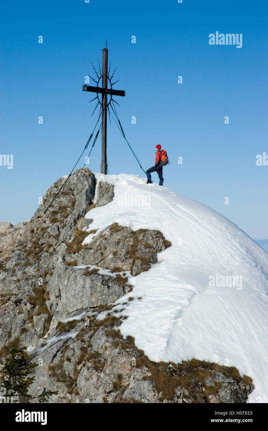 22-anno-vecchia donna, vertice di croce su Mt Steinernen Jaeger, pre-Alpi vicino a Reichraming in inverno, Austria superiore, Austria, Europa Foto Stock