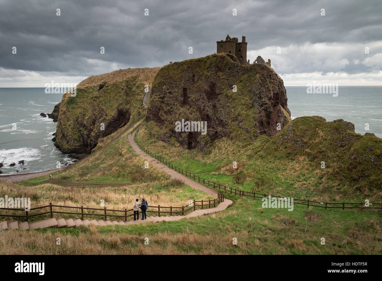 Castello di Dunnottar vicino a Aberdeen nel nord est della Scozia è una rovina rupe Rocca su un promontorio roccioso appena fuori la riva. Foto Stock