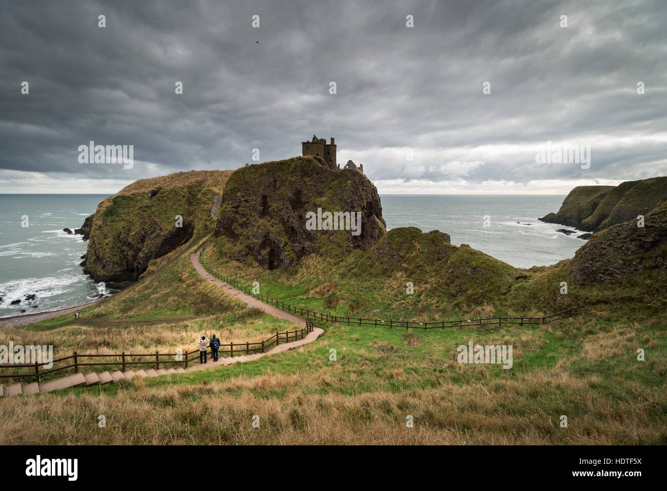 Castello di Dunnottar vicino a Aberdeen nel nord est della Scozia è una rovina rupe Rocca su un promontorio roccioso appena fuori la riva. Foto Stock