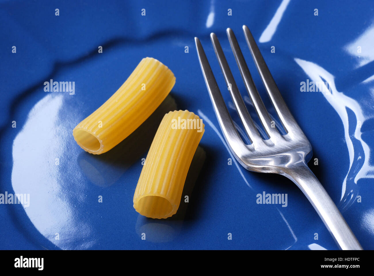 Italian pasta sul piatto blu Foto Stock