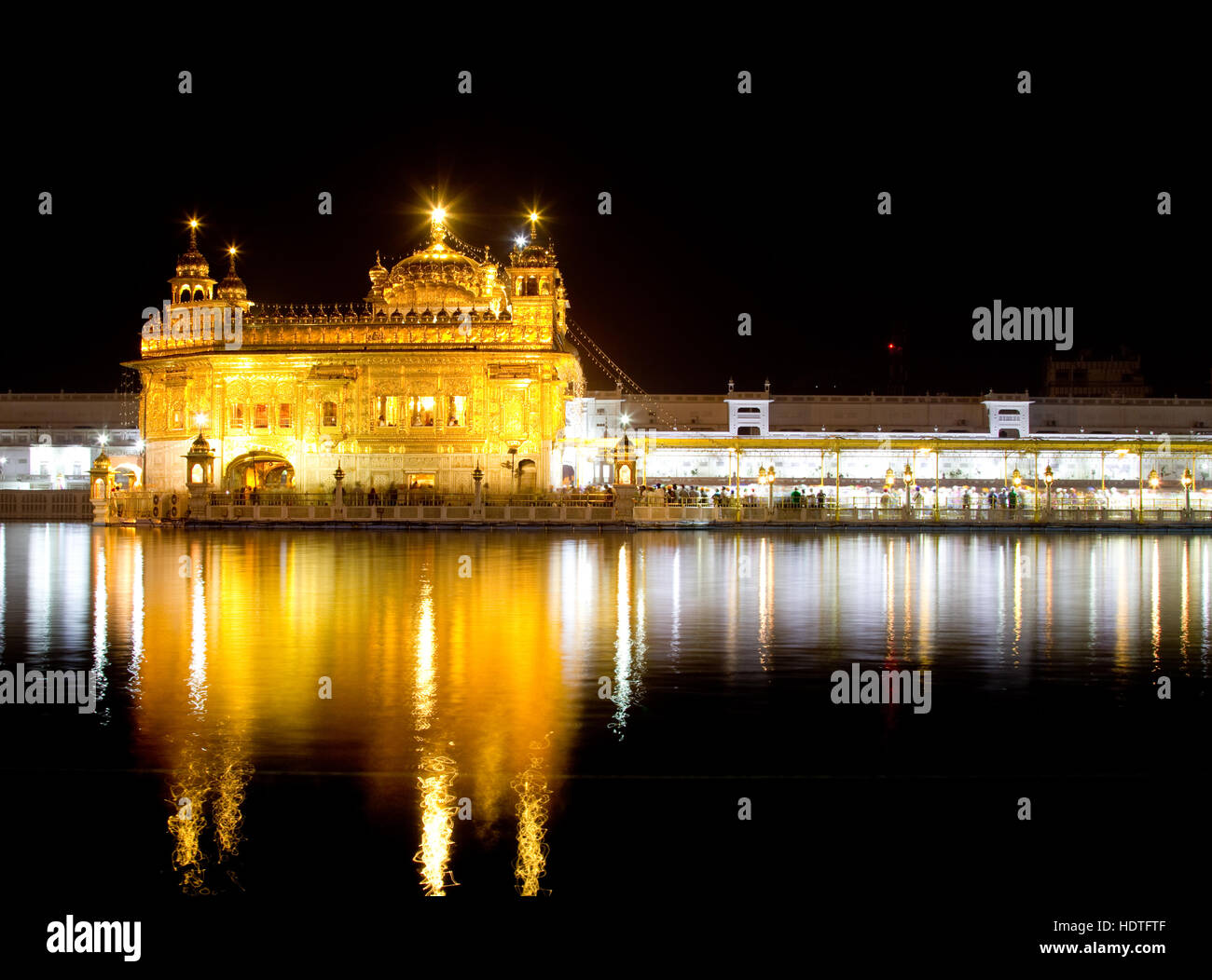 Un night shot del tempio d'Oro (Harmandir Sahib) di Amritsar Punjab (India) Foto Stock