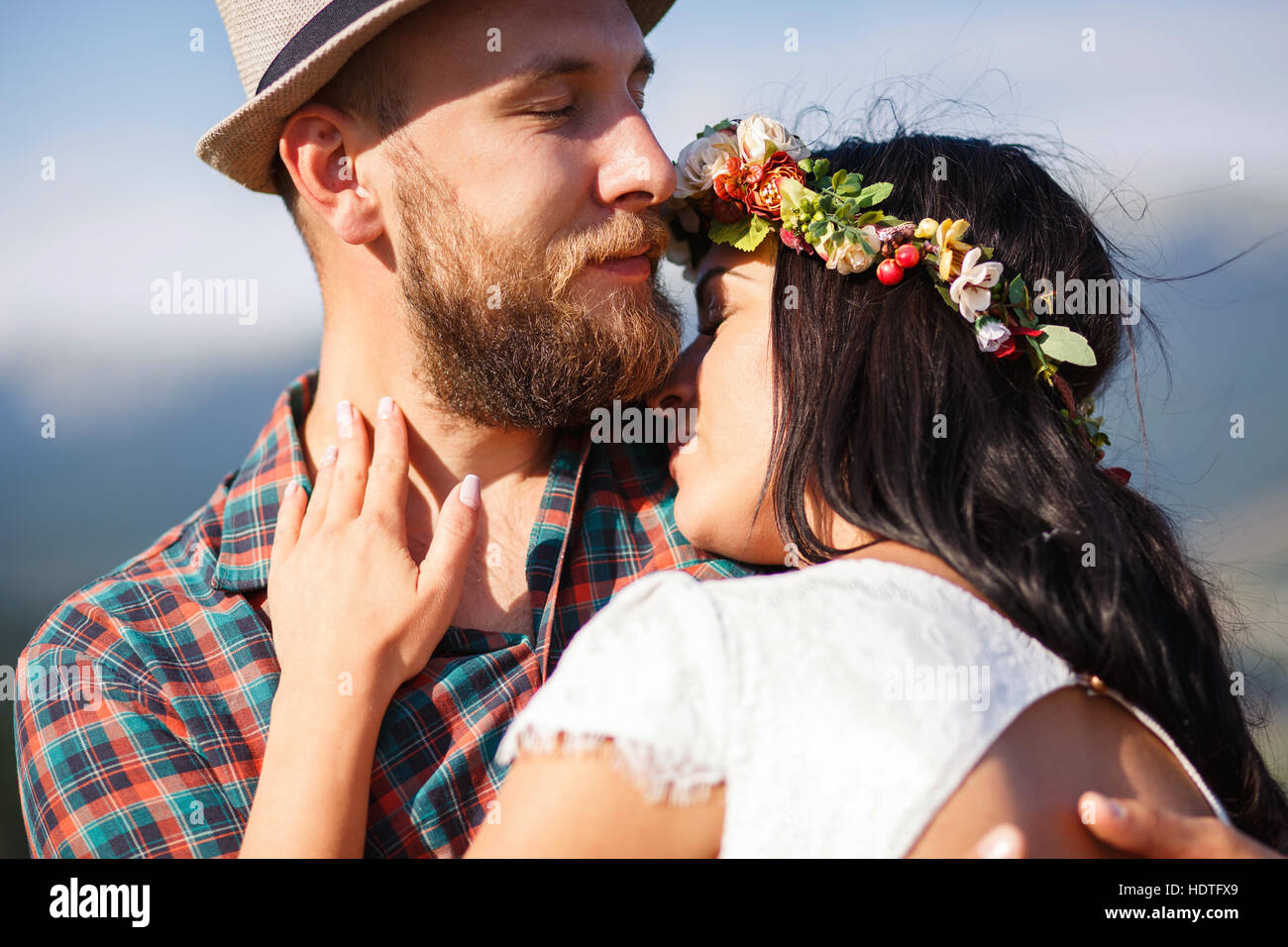 Ritratto di felice coppie uomo barbuto e bruna nella corona. Foto Stock