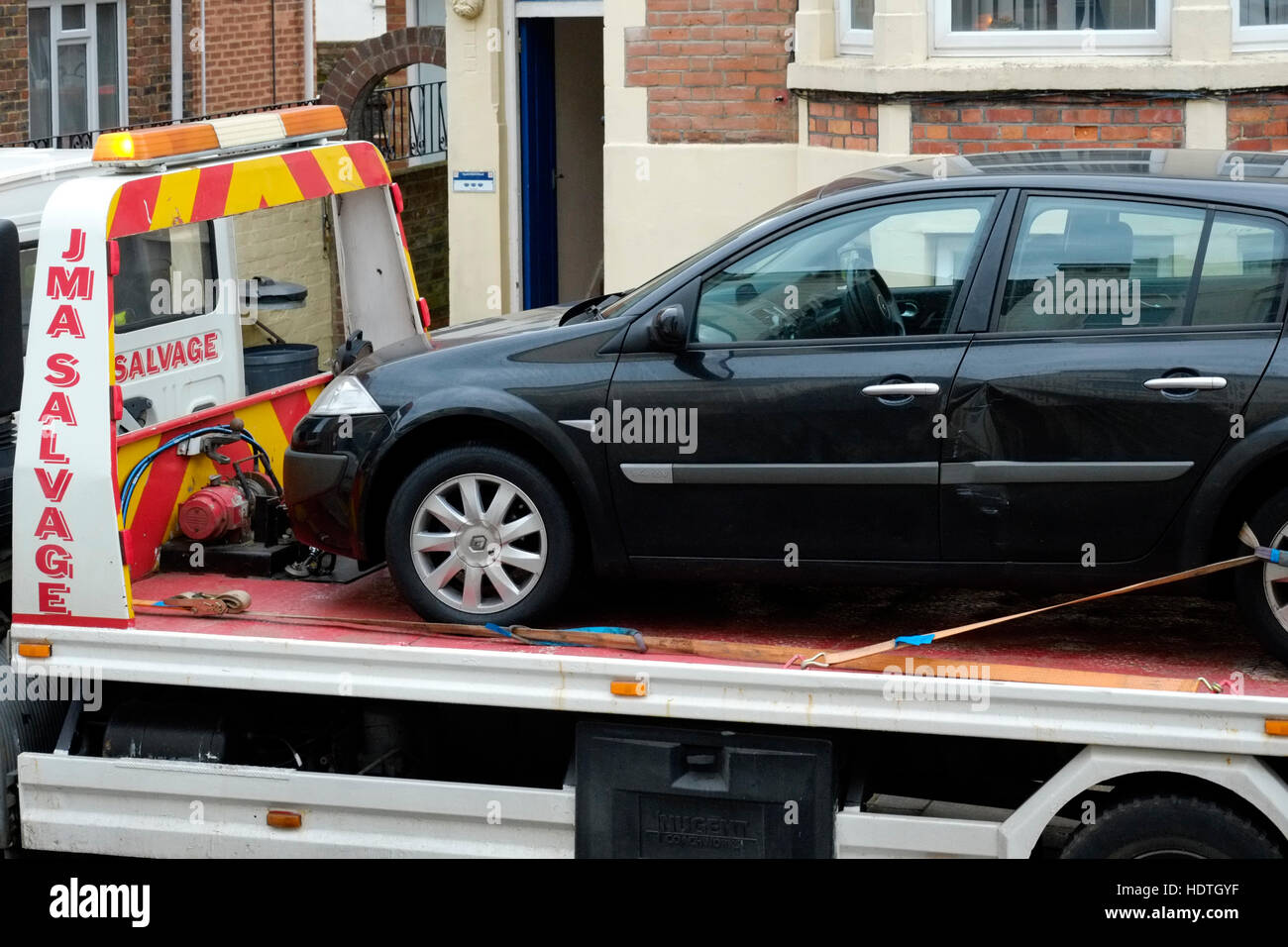 I rottami auto su transporter rimozione per la demolizione England Regno Unito Foto Stock