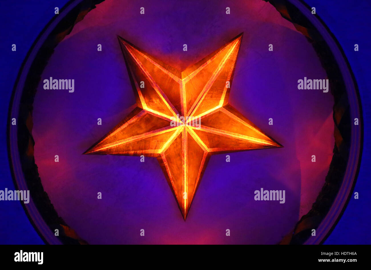 Foto sfondo con soffitto luminosa stella sovietica Foto Stock