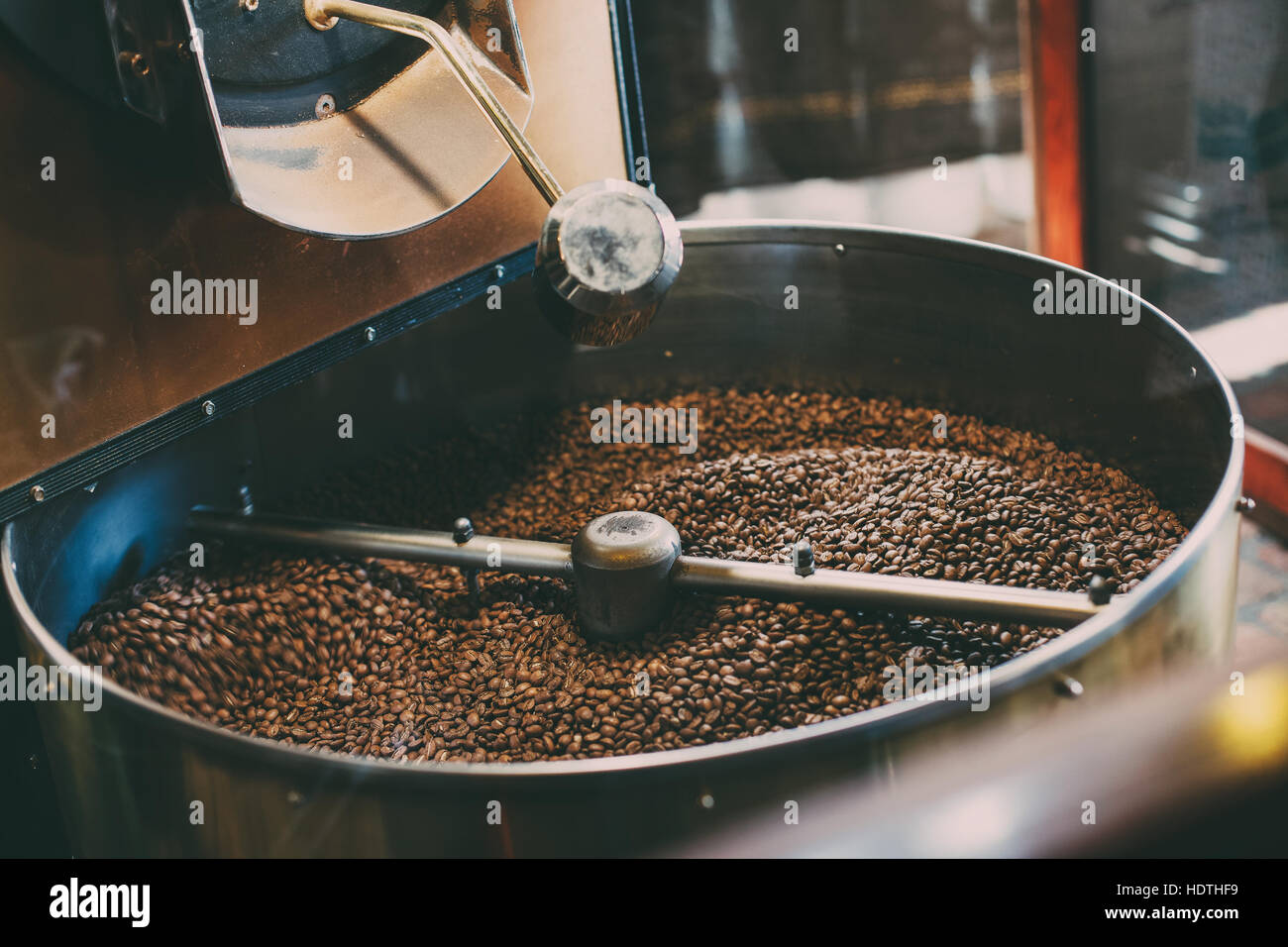 Caffè torrefatto nel tostatore Foto Stock