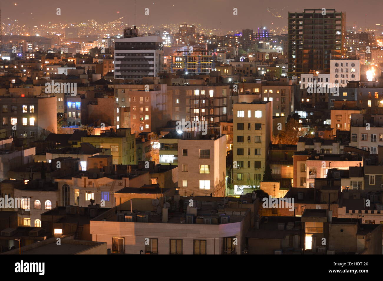 Le luci e gli edifici di Tehran, Iran, di notte Foto Stock