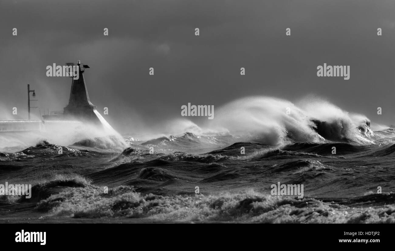 Venti forti frusta fino il Lago Erie dal tranquillo lago d'acqua dolce in un calderone di surf e onde che possono talvolta top 30' alta. Foto Stock