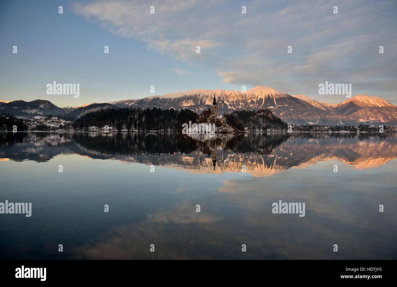 Il lago di Bled all'alba, le Alpi Giulie, Slovenia Foto Stock