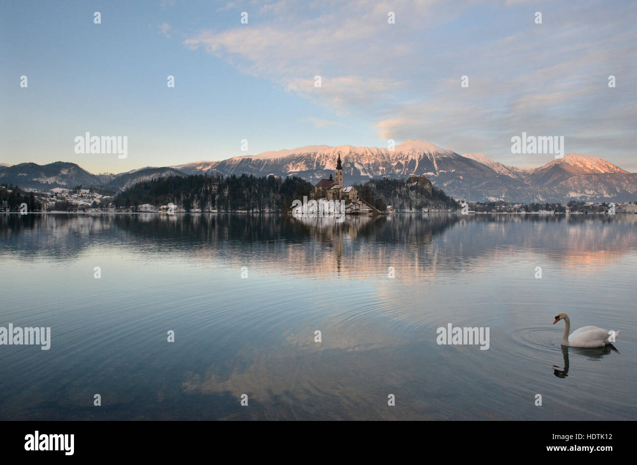 Il lago di Bled all'alba, le Alpi Giulie, Slovenia Foto Stock