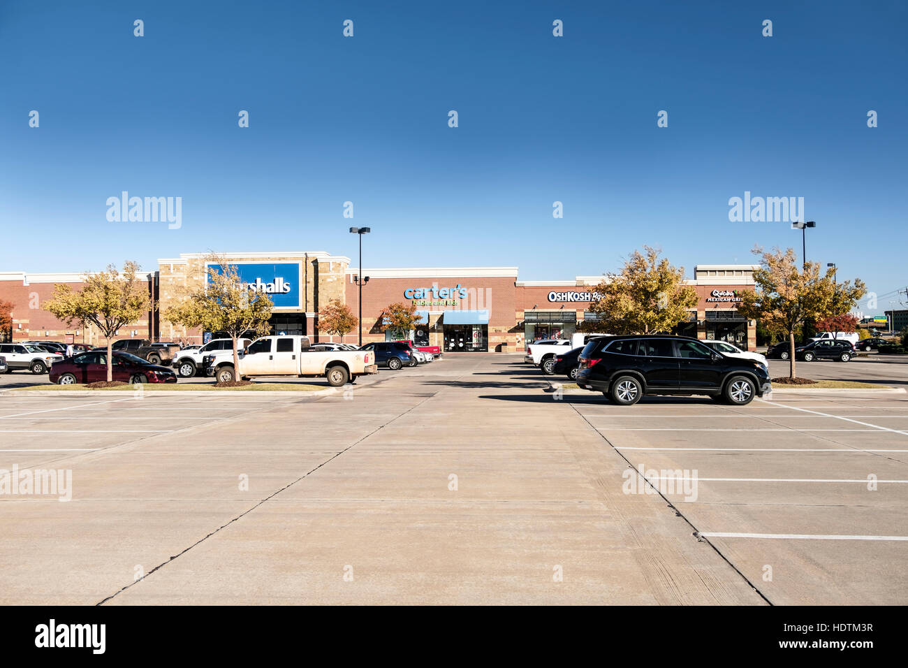 Una striscia mall e il parcheggio, mostrando il Marshalls, Carter, OshKosh B'gosh Qdoba e imprese. Oklahoma City, Oklahoma, Stati Uniti d'America. Foto Stock