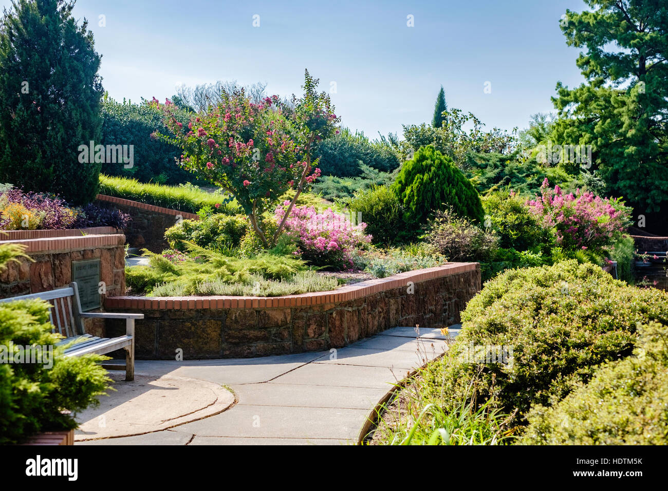 Un decorative ornamentali pubblico giardino comunale e il percorso nella città di Oklahoma, Oklahoma, Stati Uniti d'America. Foto Stock
