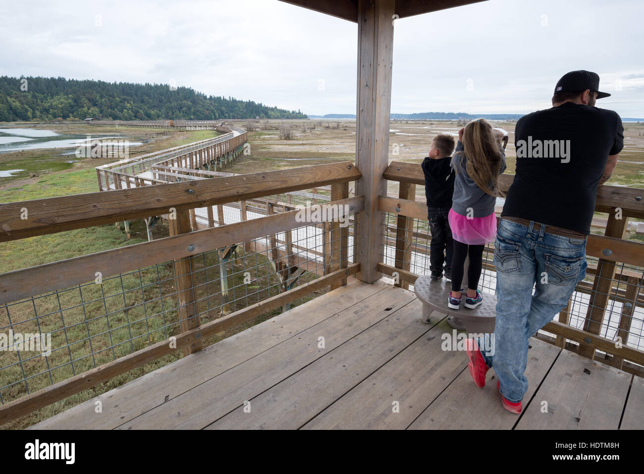 La famiglia a una piattaforma di osservazione nel Billy Frank Jr. Nisqually National Wildlife Refuge in Western Washington. Foto Stock