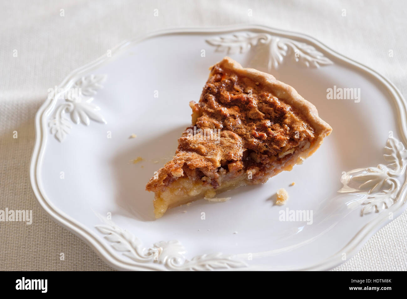 Una fetta di torta pecan fatta in casa su un piatto bianco. Oklahoma, Stati Uniti. Foto Stock