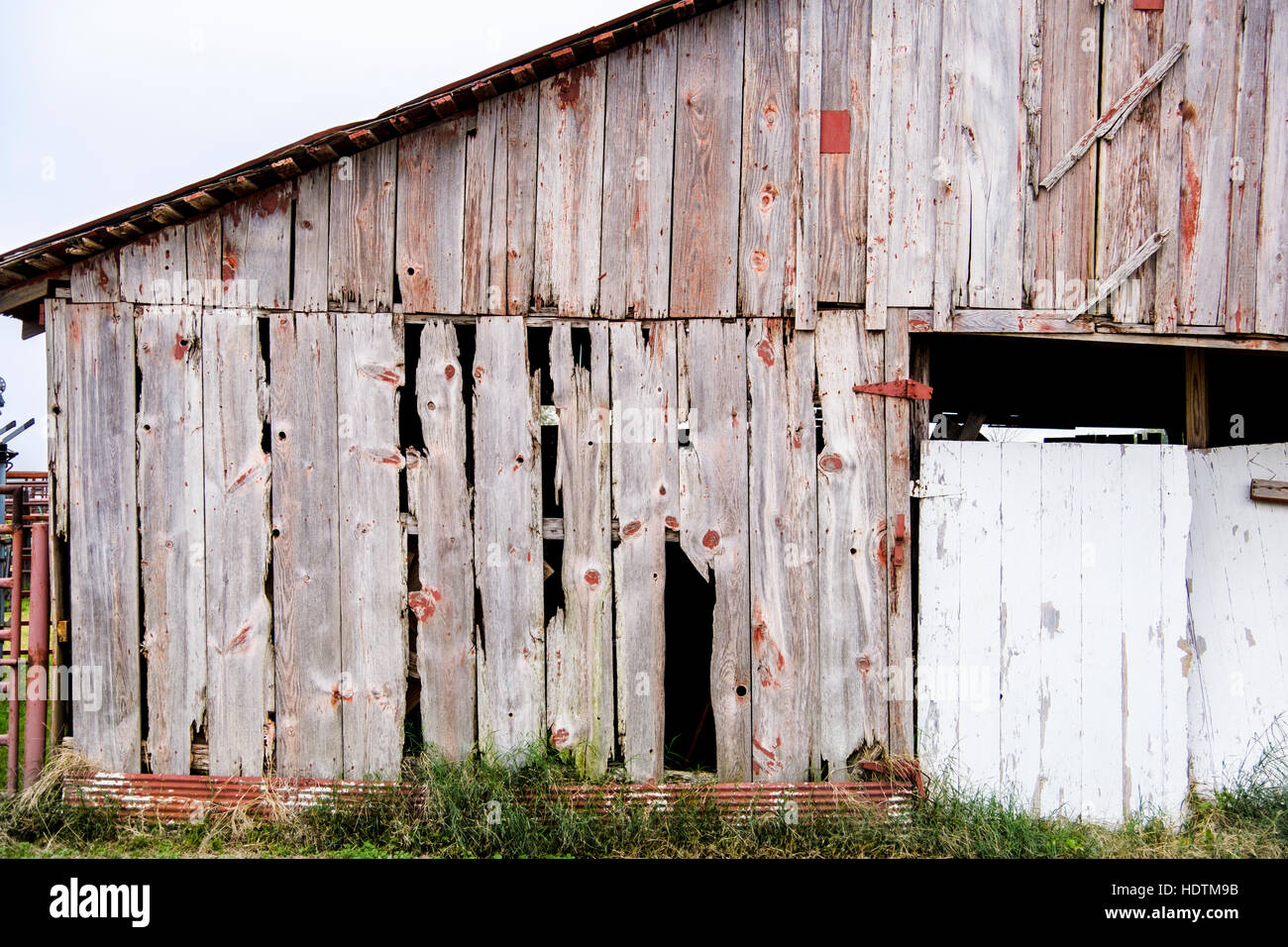 Primo piano di un vecchio fienile in legno cade a pezzi in una fattoria nella campagna fuori di Washington, Oklahoma, Stati Uniti d'America. Foto Stock