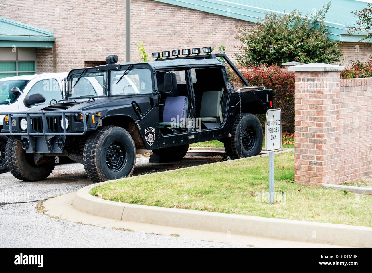 Un HumVee polizia tactical veicolo parcheggiato nel parcheggio della città di Purcell, Oklahoma, pubblico Complesso di sicurezza Foto Stock