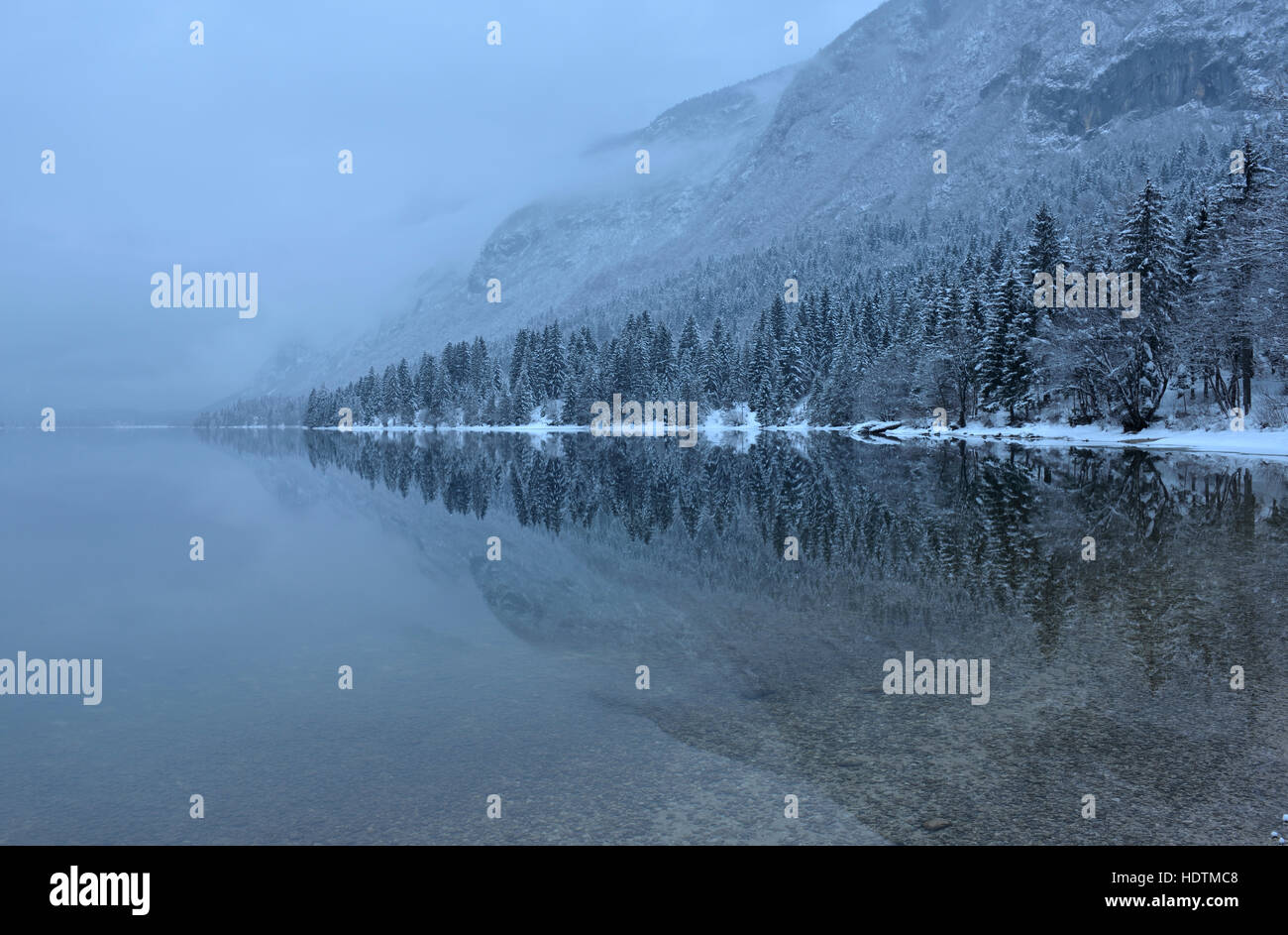 Lago Bohijn al tramonto in inverno, sulle Alpi Giulie, Slovenia Foto Stock