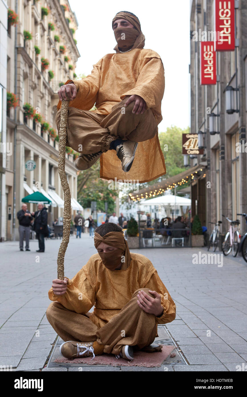 Germania, Colonia, street performer di strada Hohe Strasse. Foto Stock