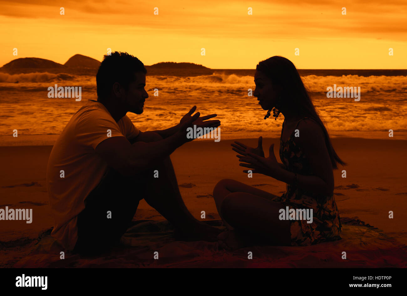 Amore giovane con difficoltà di relazione all'aperto in spiaggia al tramonto Foto Stock