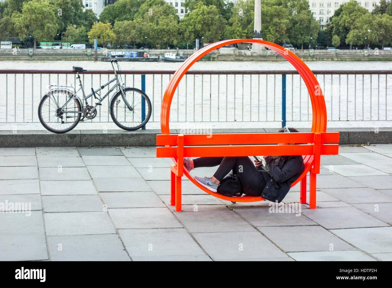 Modificato banchi sociale NY dall artista danese Jeppe Hein, Southbank, London, Regno Unito Foto Stock