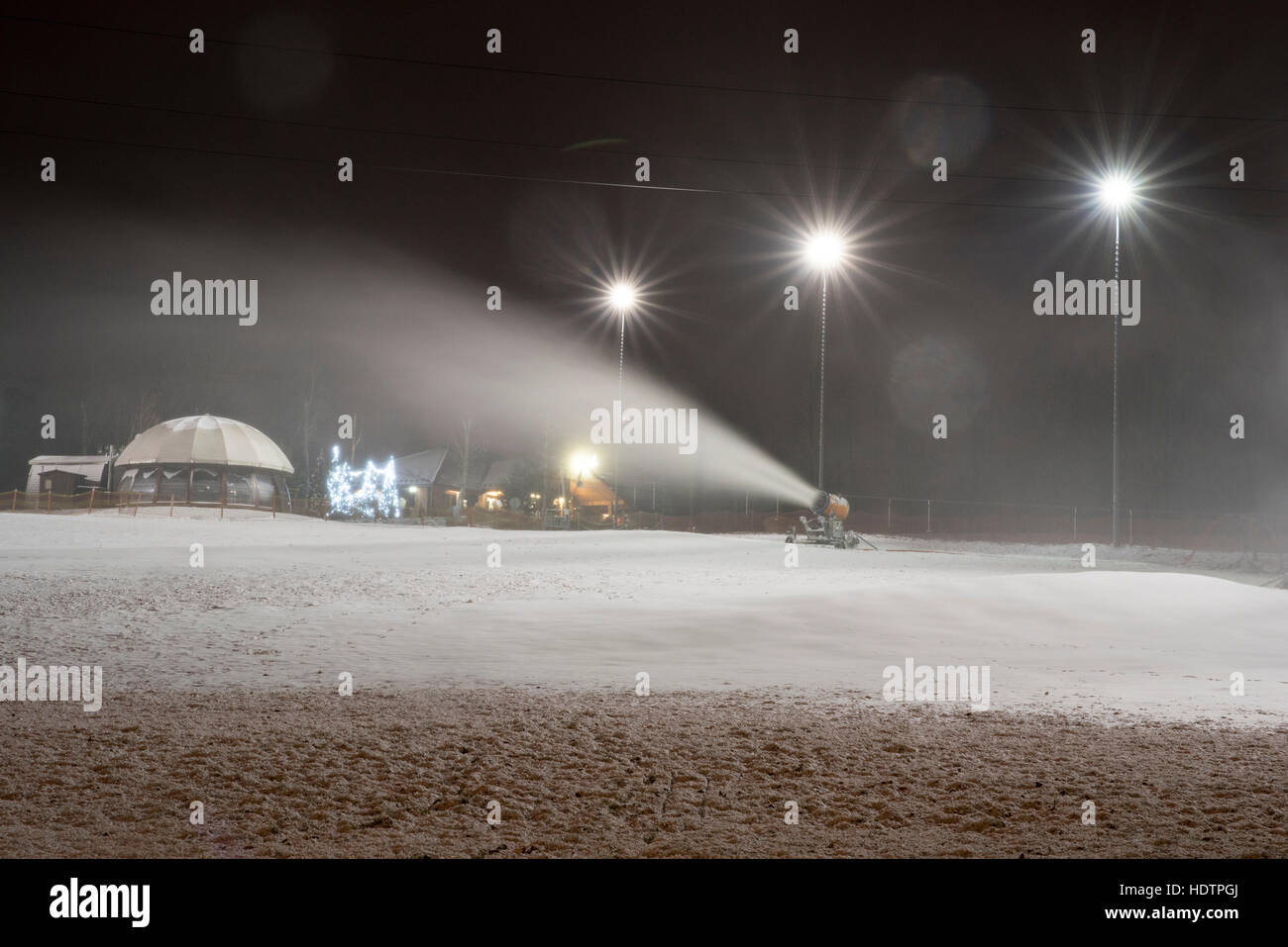 Neve cannoni di notte. Foto Stock